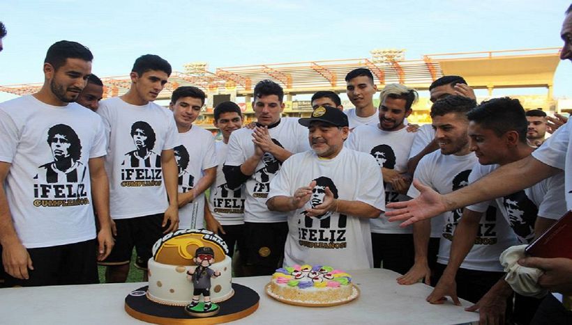 Festa-Maradona: finisce con la testa nella torta
