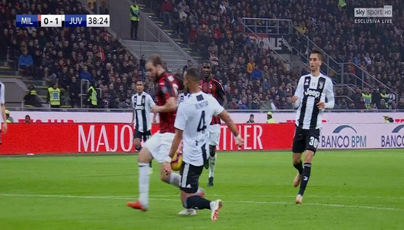 Mani Benatia fa impazzire il web, era da rosso?