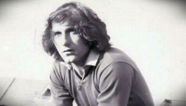 I 74 anni di Zigoni, in pelliccia a sparare ai lampioni