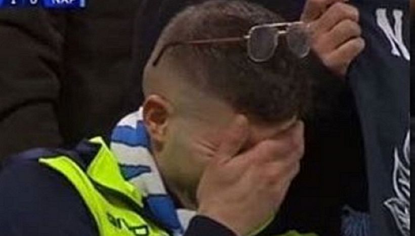 Tifoso Napoli che piange diventa virale sul web