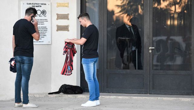 Addio a Emiliano Sala, il cane veglia senza mai lasciarlo solo