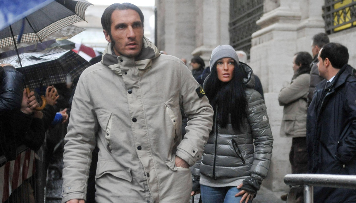 Con Il Marito Fabio Bazzani Alessia Merz Ecco Com E Diventata La Star Degli Anni Novanta Virgilio Sport