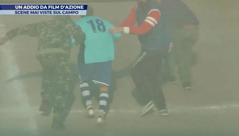 Scena da film sul campo di calcio: addio assurdo