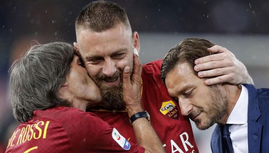 De Rossi bacia l'Olimpico: l'addio tra le lacrime alla sua Roma