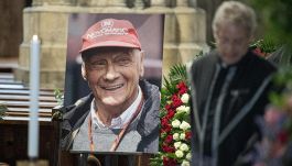 L'ultimo saluto a Niki Lauda, indimenticabile campione di F1