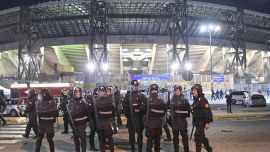 Incidenti a Napoli tra ultras dell'Union Berlino e forze dell'ordine: scontri violenti, feriti e fermi