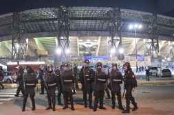 Incidenti a Napoli tra ultras dell'Union Berlino e forze dell'ordine: scontri violenti, feriti e fermi