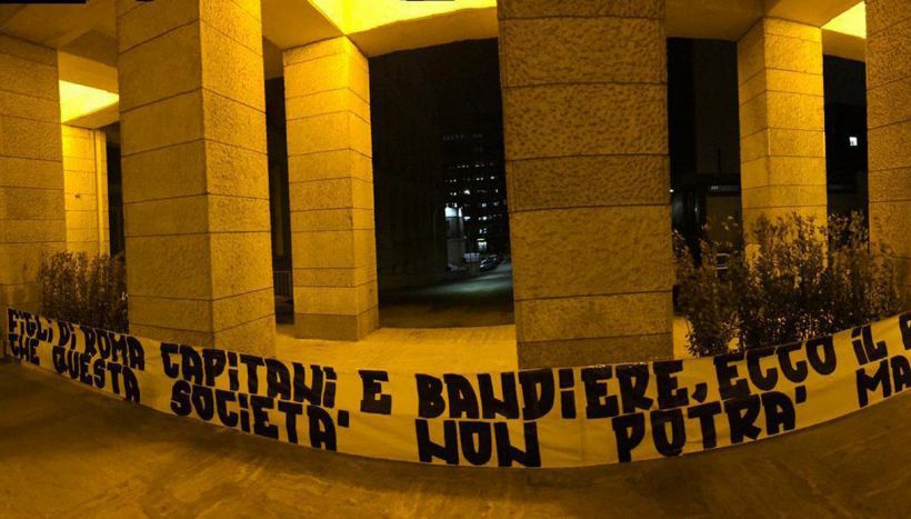 Addio De Rossi, striscioni contro la società