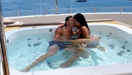 La calda estate di Cristiano Ronaldo (con yacht e scivolo)