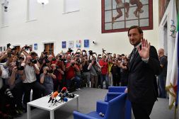 Mughini smonta Totti, i romanisti non ci stanno