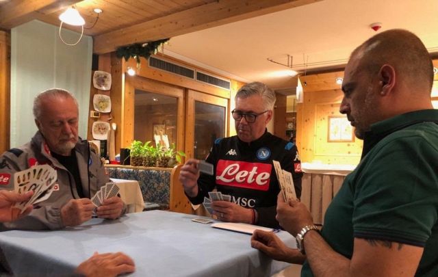 Foto Ancelotti e Adl che giocano a carte scatena ironia tifosi