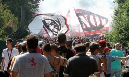 Il bomber che piace al Milan scatena ironia tifosi: E chi è?