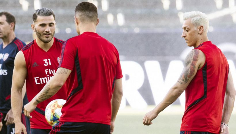 Ozil e Kolasinac aggrediti a coltellate: reazione imprevedibile