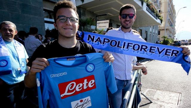 Tweet Napoli fa sognare i tifosi: sta arrivando il Campione