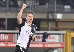 La frecciata di De Ligt a Sarri scatena il popolo juventino