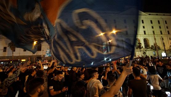 Il Napoli è in prima pagina, ma i tifosi sono sul piede di guerra