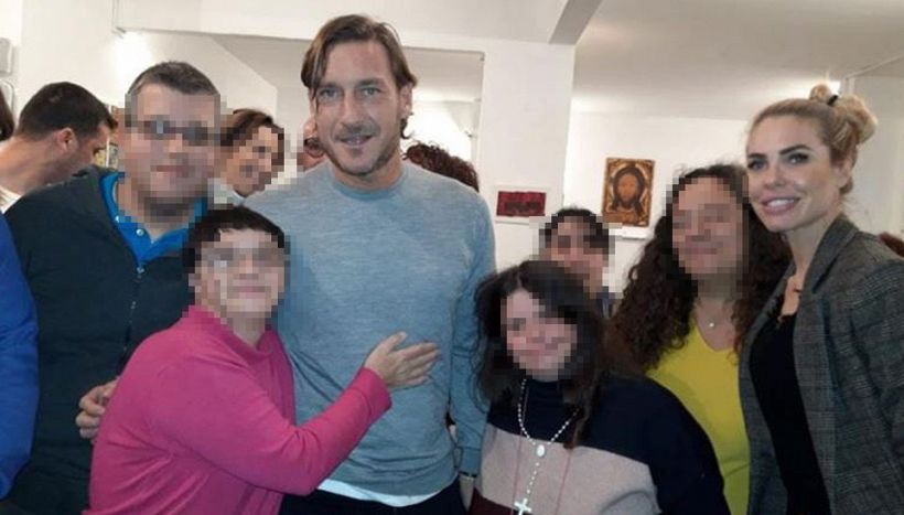 Francesco Totti e Ilary Blasi, l'abbraccio inaspettato ai tifosi