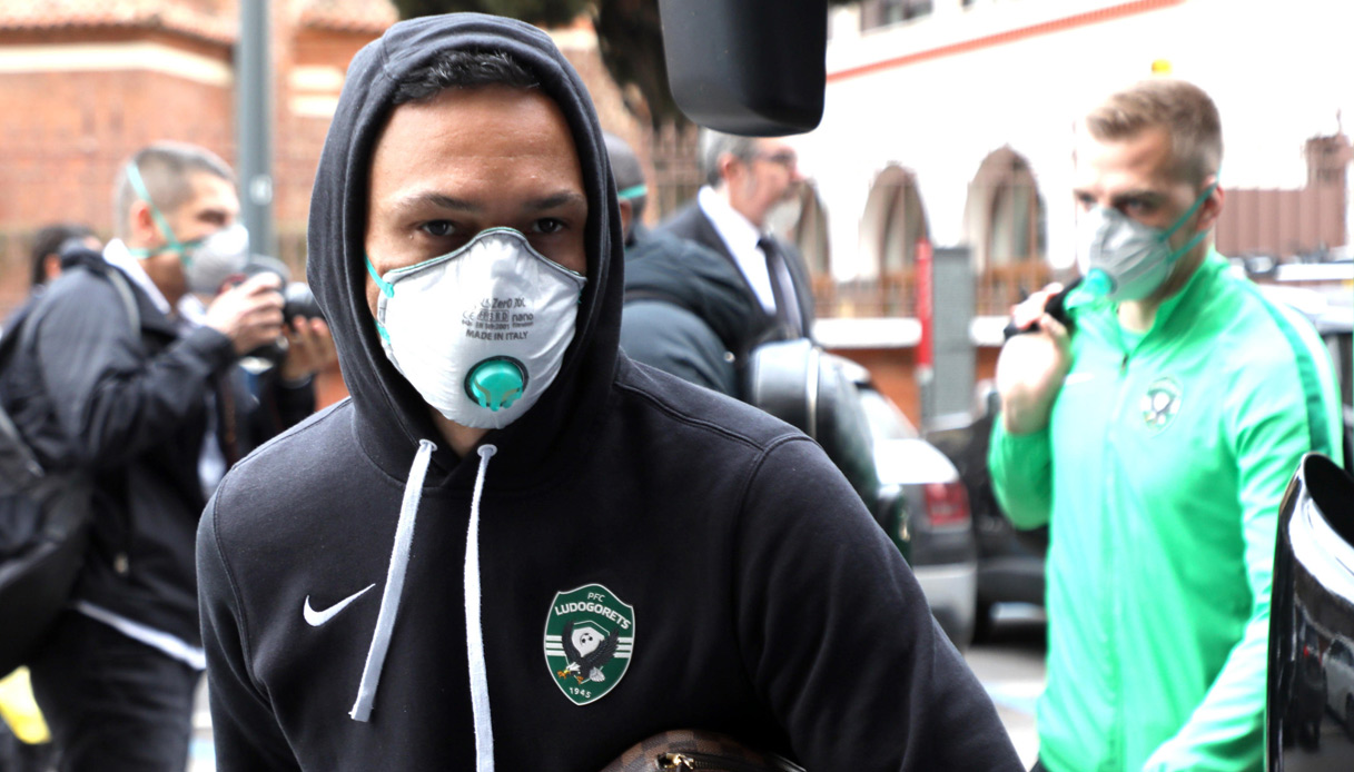 Europa League, giocatori Ludogorets con guanti e mascherine