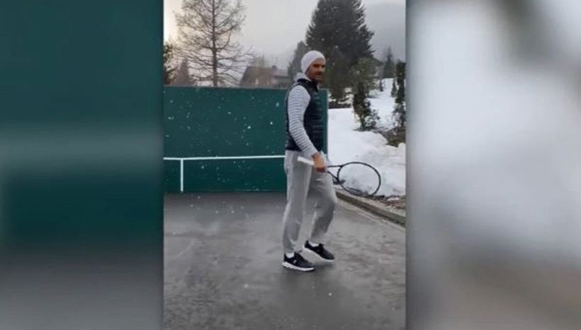 Tennis: Roger Federer si allena sotto la neve e gioca da solo