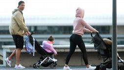 Coronavirus, Cristiano Ronaldo e Georgina a passeggio con i figli