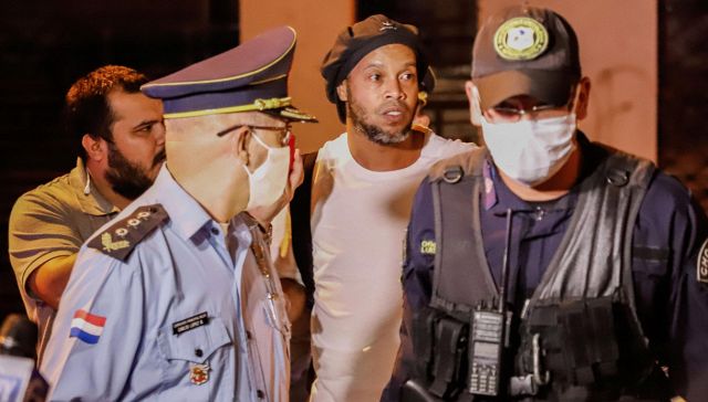 Ronaldinho esce di prigione senza mascherina: giallo su cauzione