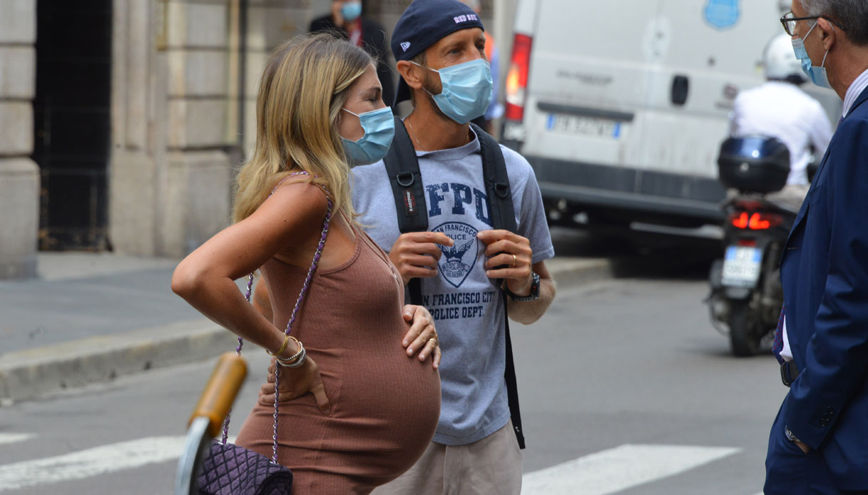 Ambrosini e la moglie Paola incinta: spese con mascherina e gel
