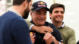 F1, Sainz gela la Ferrari: 'Stiamo trattando con Audi'. Carlos senior vuota il sacco sul futuro del figlio