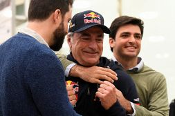 F1, Sainz gela la Ferrari: "Stiamo trattando con Audi". Carlos senior vuota il sacco sul futuro del figlio