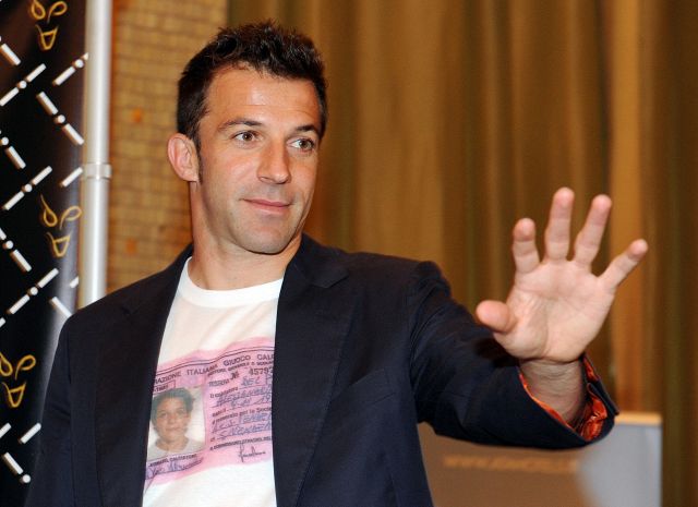 Del Piero, ironia social: tifosi insorgono "giù le mani da Alex"