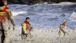 Olanda in lutto: cinque surfisti uccisi da una valanga di schiuma