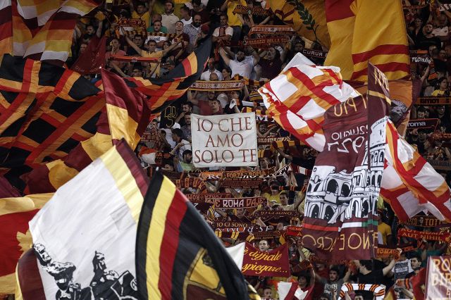 Roma-Lazio: uno striscione riaccende il derby sui social