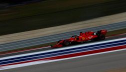 Vettel accarezza la storia della Ferrari