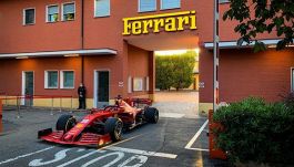 Ferrari, Leclerc esce con la monoposto per un giro a Maranello