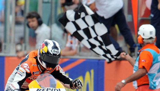 MotoGp, Iron Man Marquez: cade, si rialza e torna in sella