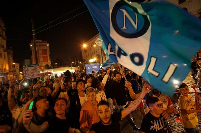 Napoli, la rabbia dei tifosi: “Si salva soltanto lui”