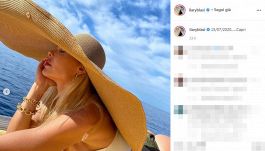 Ilary Blasi, regina di Capri. Totti lancia messaggio in un post