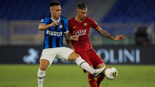 Roma-Inter, il contatto Kolarov-Lautaro scatena la polemica