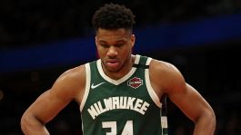 NBA: Antetokounmpo da record ma non basta