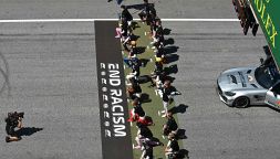 GP Austria: 14 piloti in ginocchio contro razzismo, caso Leclerc