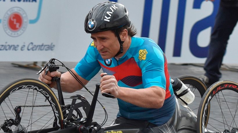 Zanardi, la rivelazione del medico: "Vivo grazie alla moglie Daniela"