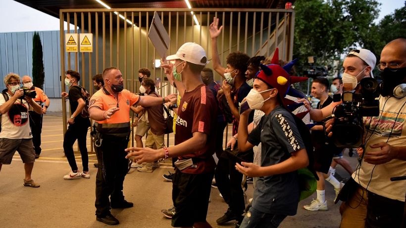 Caso Messi, i tifosi del Barcellona entrano al Camp Nou