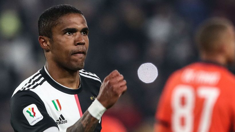 Sarri esonerato dalla Juve, anche Douglas Costa mette il like