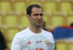 Shirokov perde la testa: aggredisce l'arbitro con calci e pugni