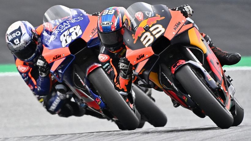 MotoGp, Stiria: Oliveira beffa tutti. Rossi nono, paura per ViƱales