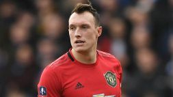 Twitter deride Phil Jones, poi le scuse dopo le lamentele del Manchester United