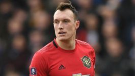Twitter deride Phil Jones, poi le scuse dopo le lamentele del Manchester United