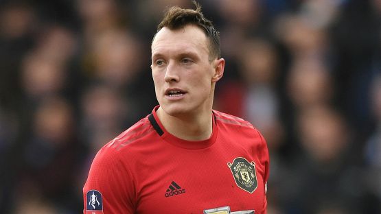 Twitter deride Phil Jones, poi le scuse dopo le lamentele del Manchester United