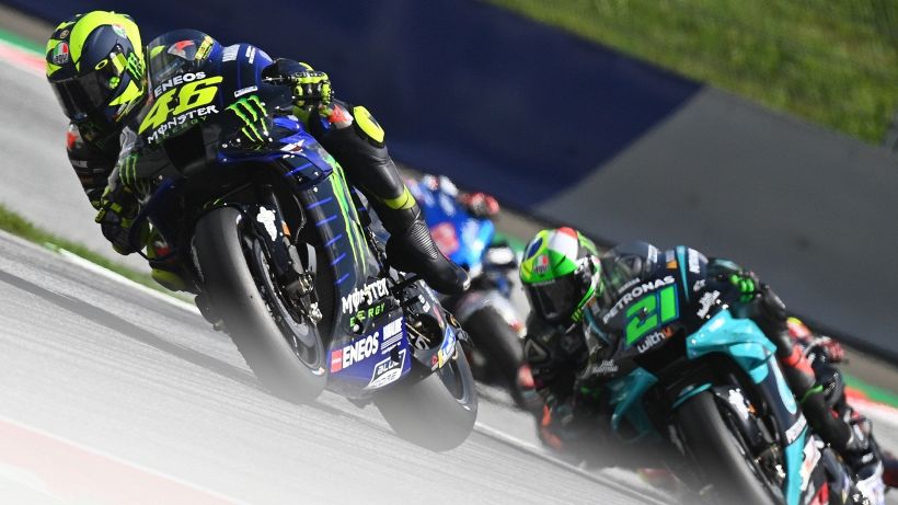 MotoGp, schianto choc: Valentino Rossi e Viñales salvi per miracolo