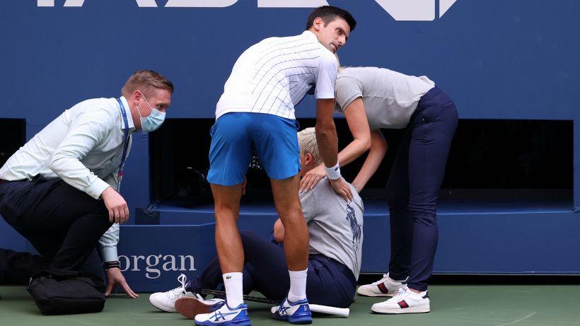 Djokovic perde la testa e colpisce un giudice: squalificato