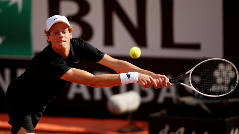 Sinner stende Tsitsipas, Caruso cede a Djokovic